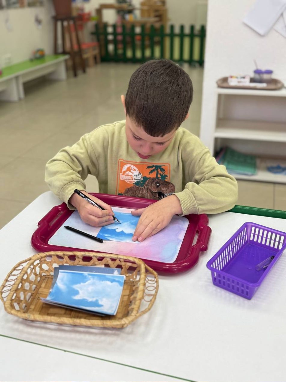 Хлопчик малює за столом у старшій групі